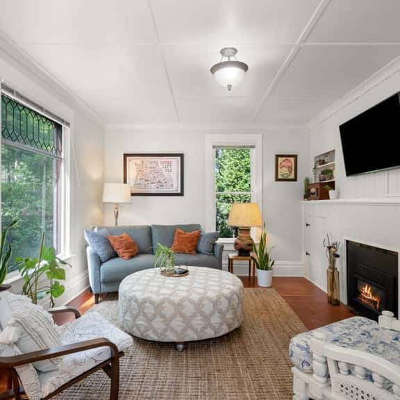 Chic Vintage Vibes | Stylish Stay Near It All - Image 1