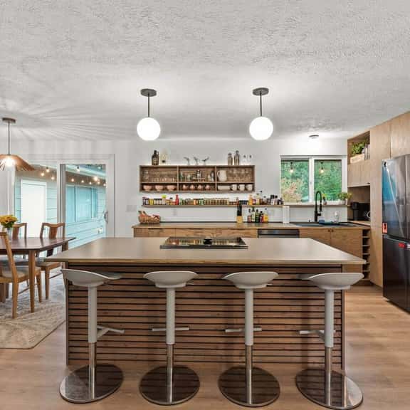 Game On | 2 Lounges, Ping Pong, Yard - Image 1