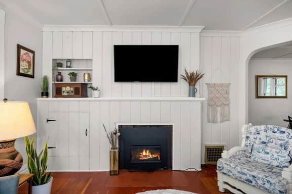 Chic Vintage Vibes | Stylish Stay Near It All - Image 4