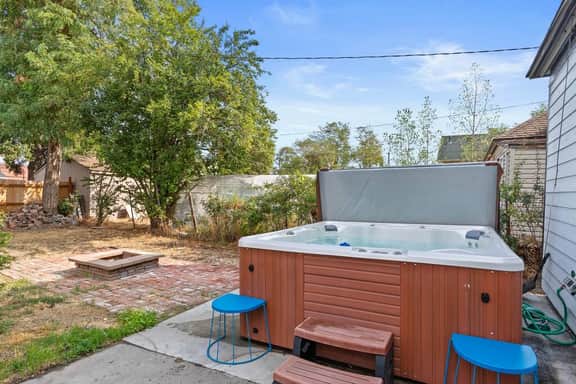 City Lights & Soaking Nights |Hot Tub + Near Arena - Image 4