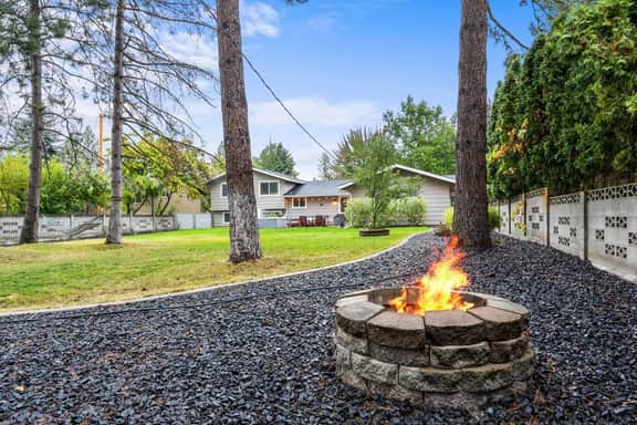 Game On | 2 Lounges, Ping Pong, Yard - Image 3